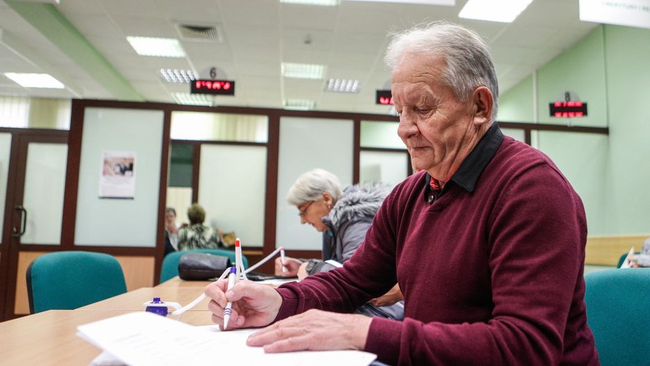 Emeryt lub rencista nie musi składać żadnego wniosku. ZUS przeliczy świadczenia z urzędu i wyda nową decyzję do końca marca 2026 roku.