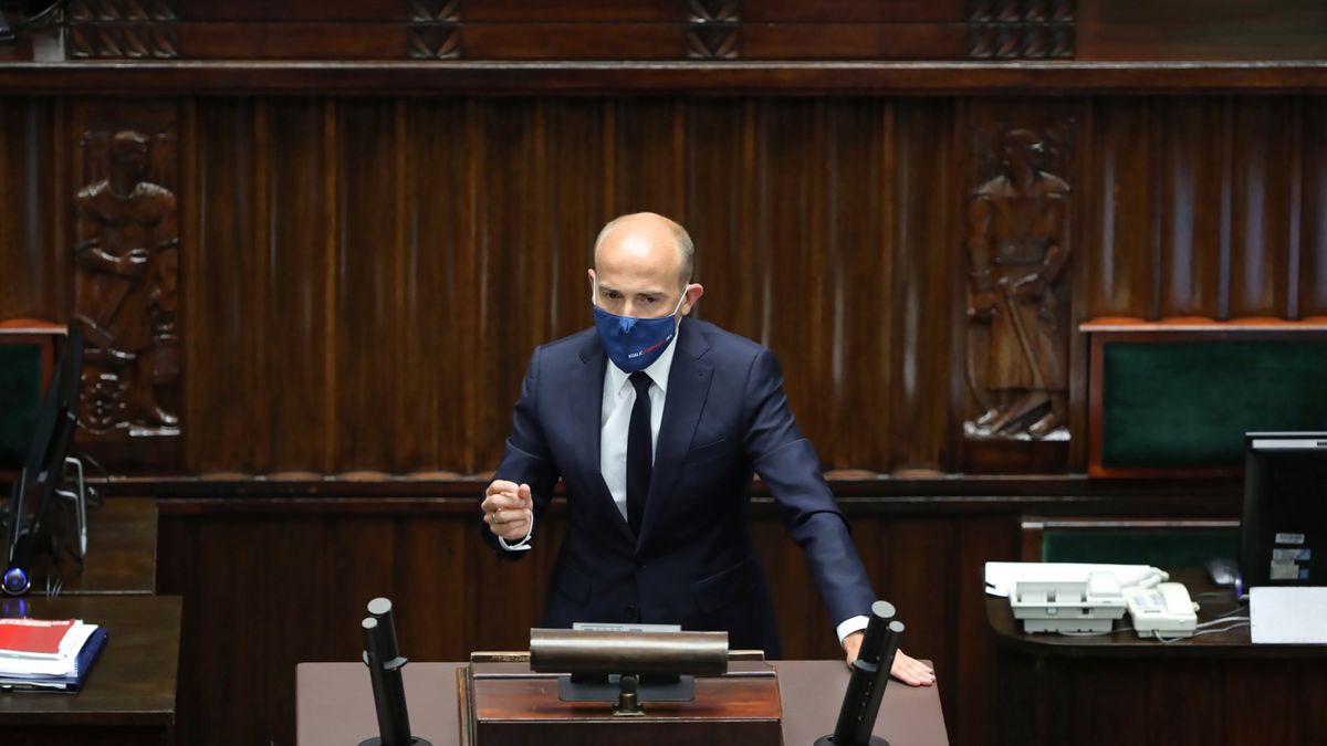 Warszawa, 11.08.2021. Poseł KO Borys Budka na sali obrad Sejmu w Warszawie, 11 bm. Sejm podczas jednodniowego posiedzenia zajmie się m.in. projektem nowelizacji ustawy o radiofonii i telewizji, który zmienia zasady przyznawania koncesji na nadawanie dla mediów z udziałem kapitału spoza Europejskiego Obszaru Gospodarczego