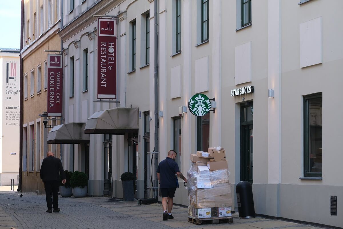 Hotel Vanilla i kawiarnia Starbucks działające w kamienicy przy ul. Krakowskie Przedmieście 12