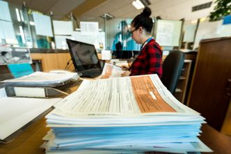 Skarbówka wchodzi na konta Polaków. "Konieczna pilna zmiana"