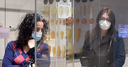 Luzowanie obostrzeń. Otwierają się w cieniu galerii handlowych