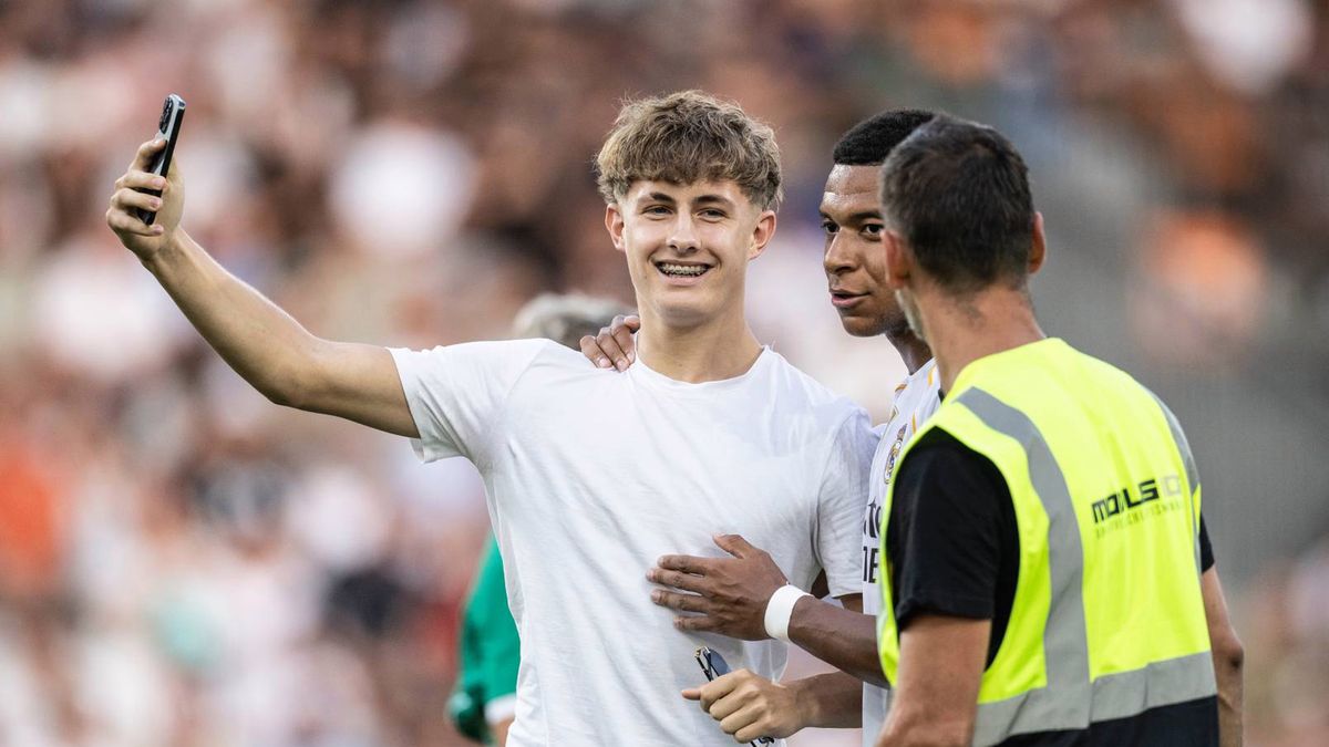 Getty Images / Sports Press Photo / Kibic zrobił sobie zdjęcie z Mbappe