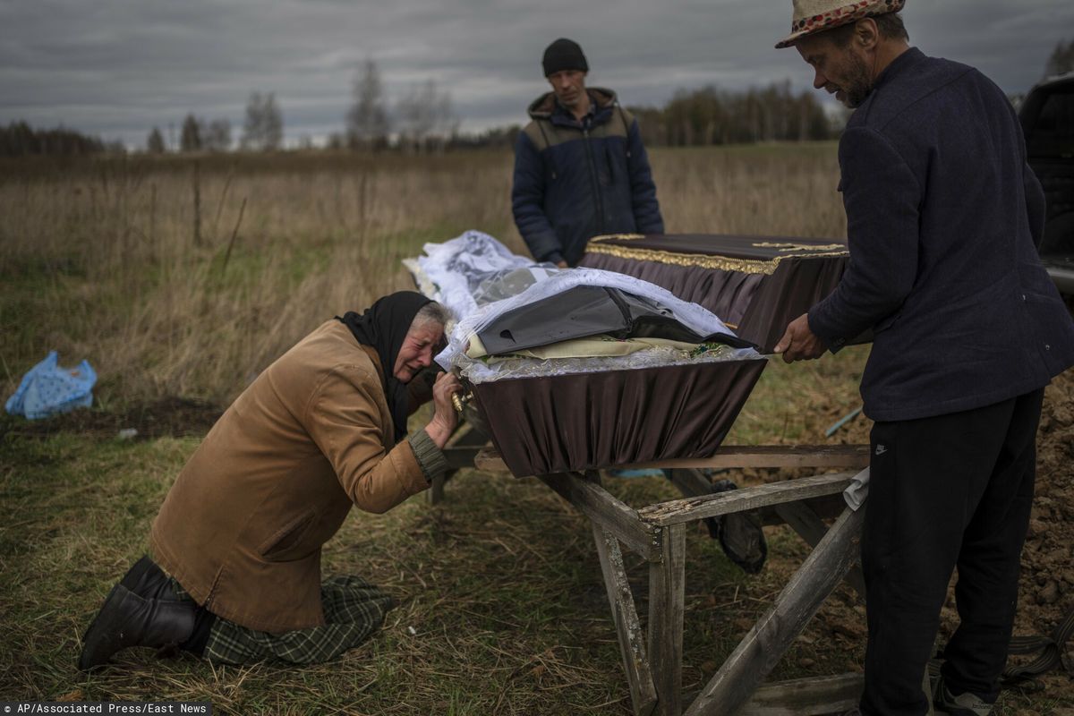 Ukrainka opłakuje syna zabitego przez Rosjan w Buczy