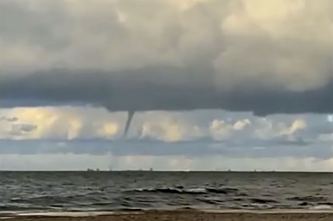 Trąba wodna nad Zatoką Gdańską. Media obiegło niepokojące nagranie