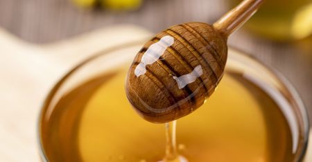 Najdroższy, ale i najlepszy? Miód manuka to legenda. Sprawdzamy jego ceny