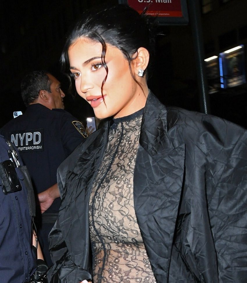 Kylie Jenner odsłania ciążowy brzuszek na fashion weeku w Nowym Jorku 