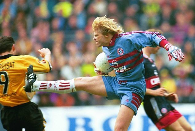 Oliver Kahn atakuje Stephane'a Chapuisata. Fot. ullstein bild/Getty Images