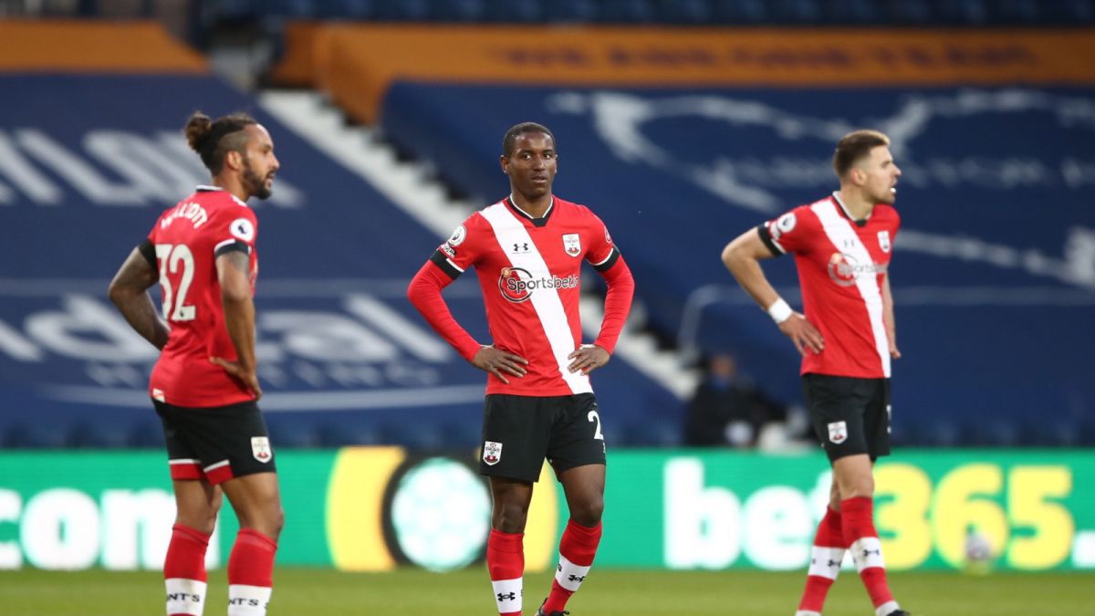 PAP/EPA / Tim Goode / Na zdjęciu: piłkarze Southampton FC. Od prawej: Jan Bednarek