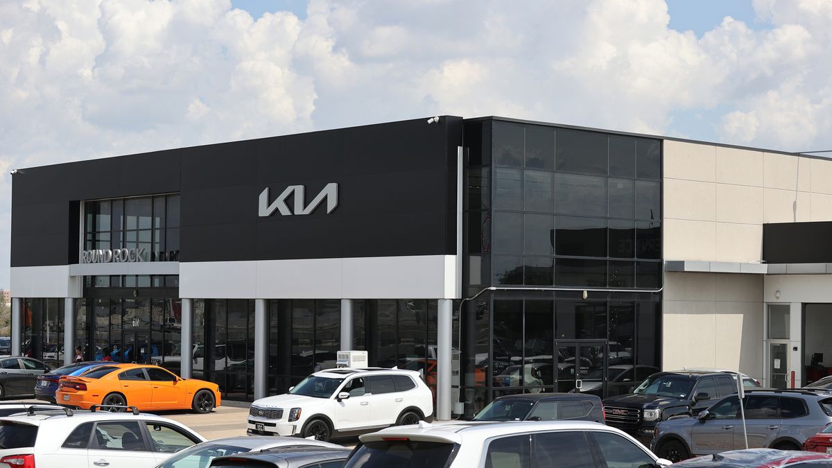 A general view of a Kia dealership in Austin, Texas, USA, 27 September 2023. Kia and Hyundai have recalled nearly 3.4 million cars due to fire risk and encourage owners to keep cars parked outside. EPA/ADAM DAVIS Dostawca: PAP/EPA.
