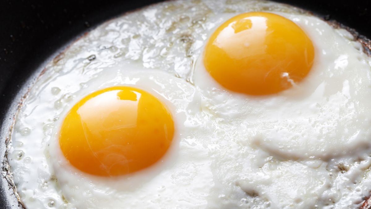 Na patelnię z jajkami wlewam wodę. Podpatrzyłem trik u szwagierki i żałuję, że nie znałem go wcześniej