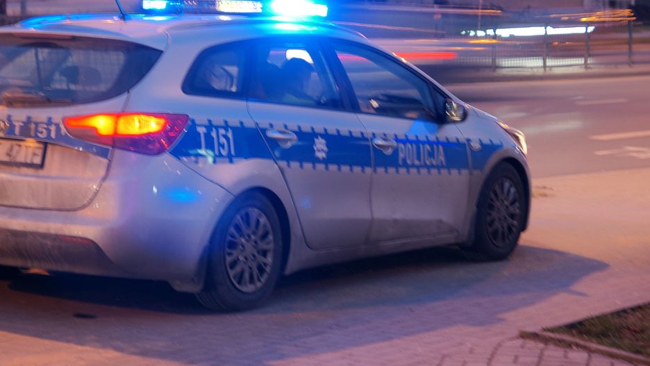 Policja radiowóz na sygnale interwencja