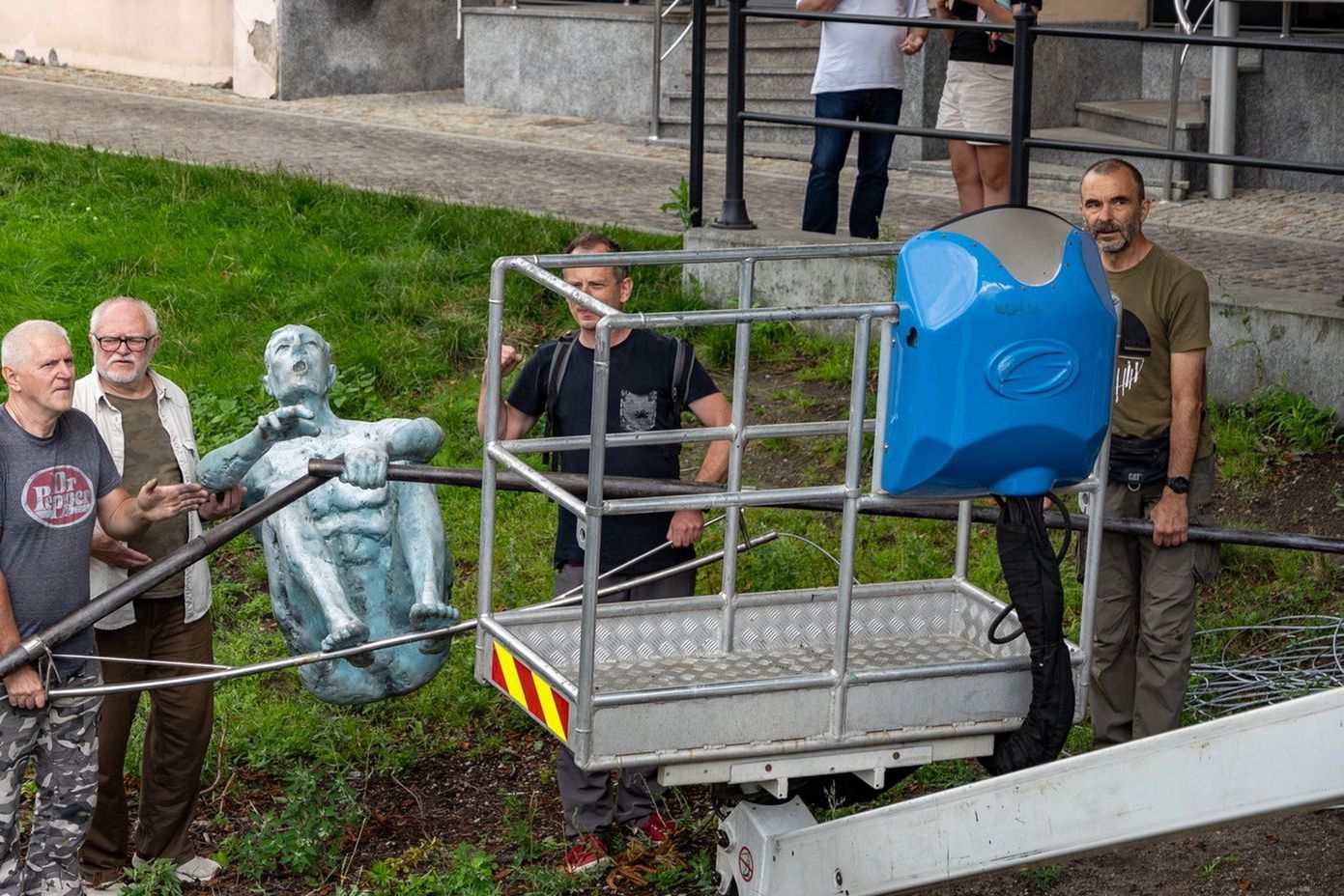 Montaż trwa dwie godziny