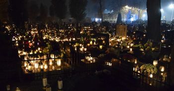 Zduńska Wola: Tysiące światełek i kwiaty zdobią groby