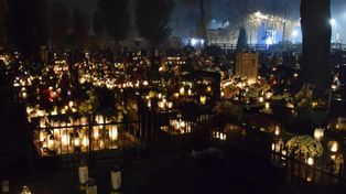 Zduńska Wola: Tysiące światełek i kwiaty zdobią groby