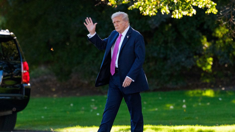 US President Donald Trump walks along the South Lawn to board Marine One as he departs the White House in Washington, DC, USA, 17 October 2025. President Trump is traveling to Florida for the weekend. EPA/AARON SCHWARTZ / POOL Dostawca: PAP/EPA.