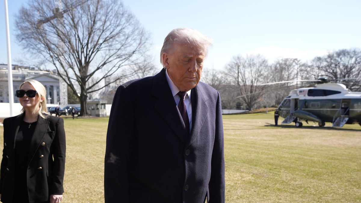 US President Donald Trump speaks to the members of the media on the South Lawn of the White House before boarding Marine One helicopter en route Corpus Christi, Texas and Palm Beach, Florida, in Washington, DC, USA, 27 February 2026. EPA/YURI GRIPAS / POOL Dostawca: PAP/EPA.