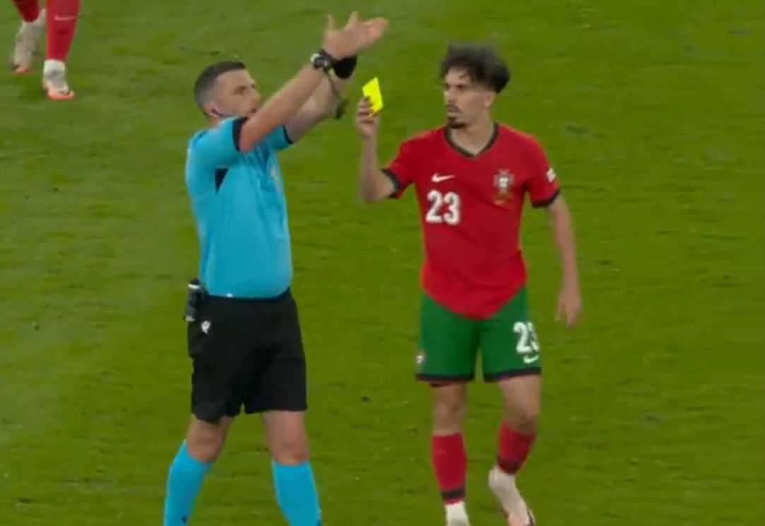 England's Michael Oliver loses cards, gets 'booked' by player