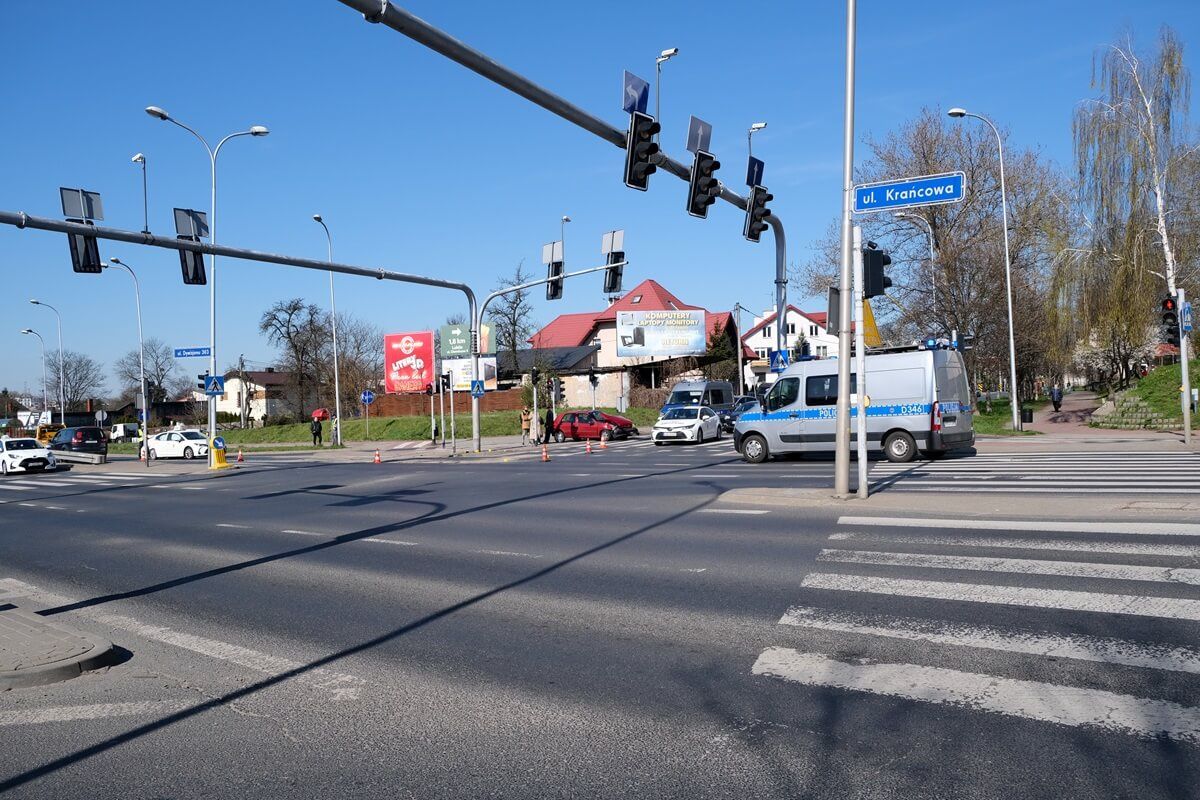 Zderzenie renaulta z toyotą na skrzyżowaniu ulic Krańcowa, Długa i Dywizjonu 303