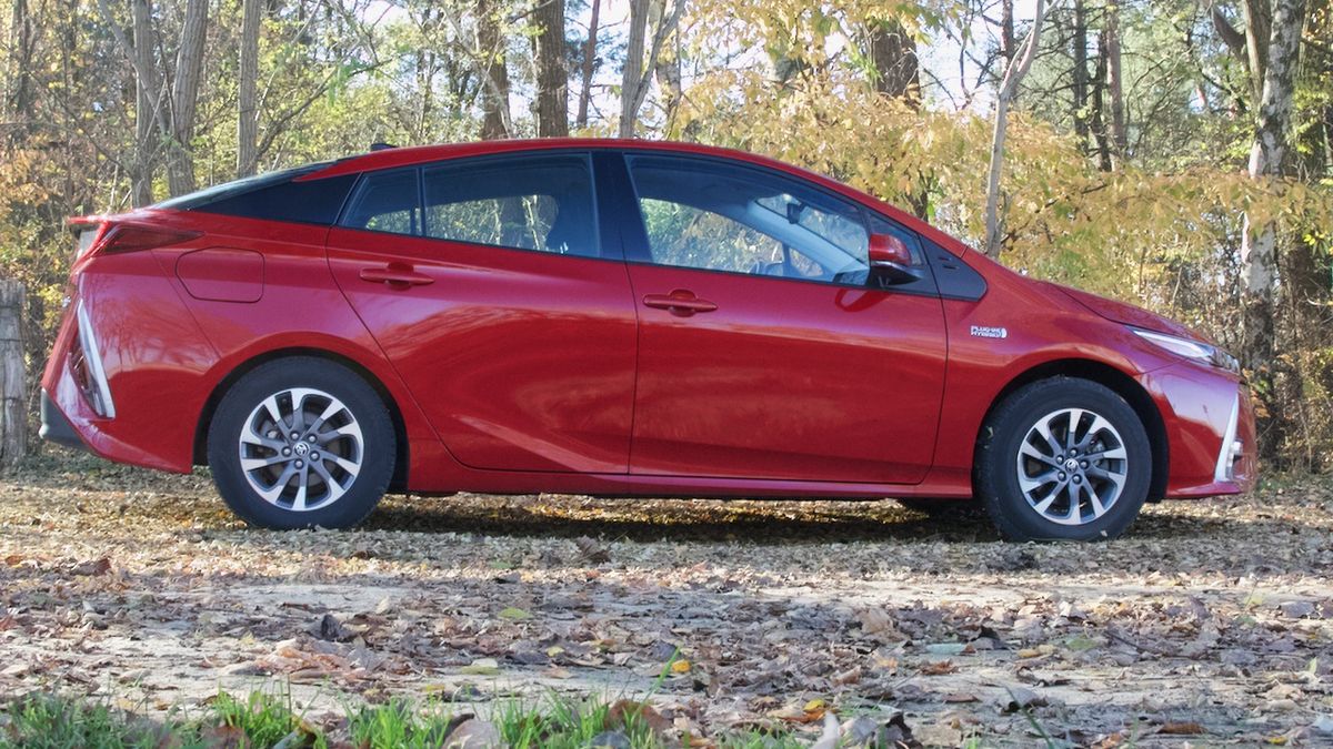 Toyota Prius dostępna jest także jako hybryda plug-in. To oznacza, że można ją ładować z gniazdka