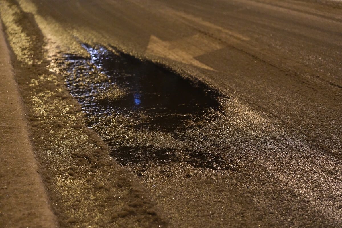 Ślisko na drogach i chodnikach! IMGW ostrzega przed marznącymi opadami w całym regionie