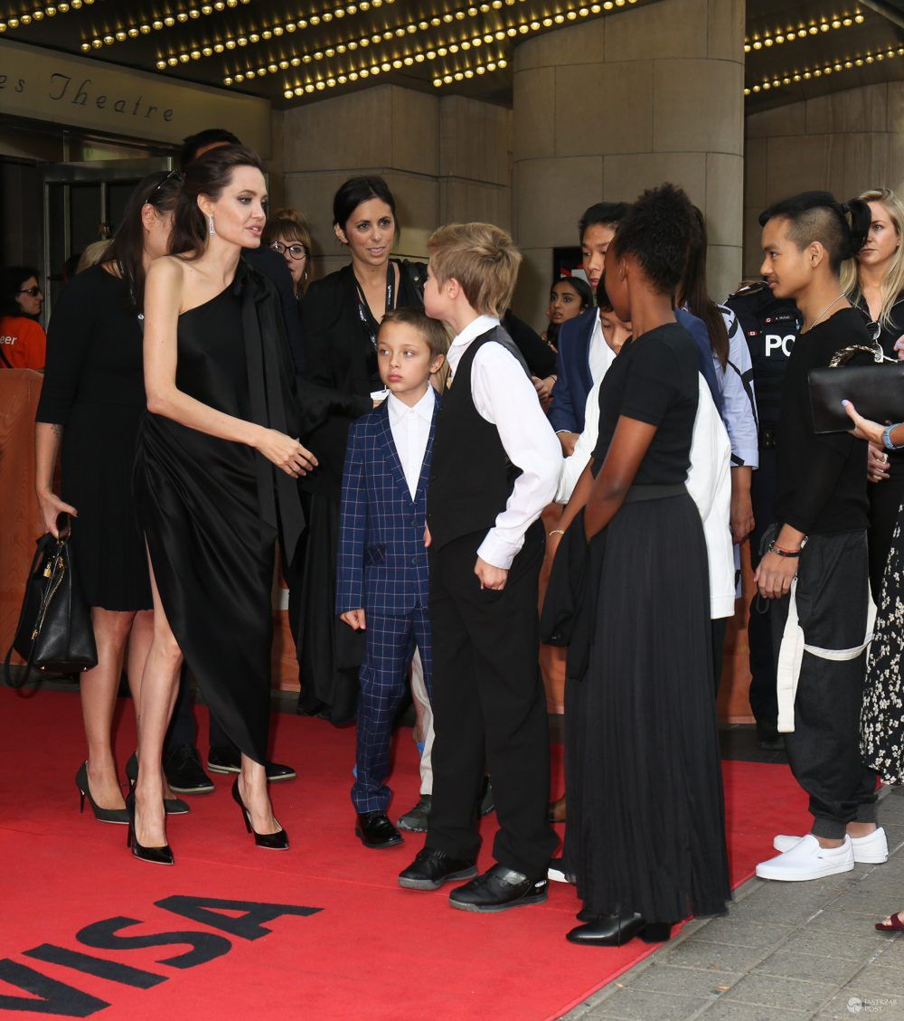 Angelina Jolie z dziećmi na premierze filmu "Najpierw zabili mojego ojca"