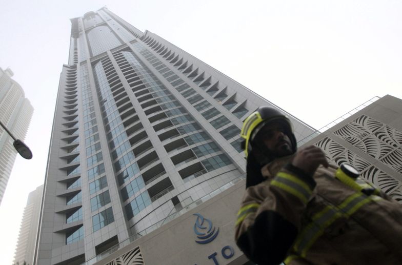 Strażak przed wieżowcem "The Torch" w Dubaju po pożarze</br>