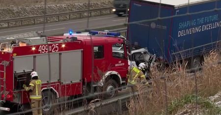 Porsche najechało na tył ciężarówki. Trzy osoby nie żyją