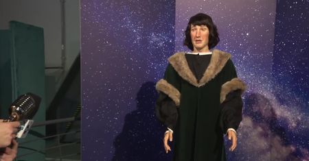 Robot-Kopernik rozmawia z odwiedzającymi Centrum Nauki Kopernik. Jest oparty o sztuczną inteligencję