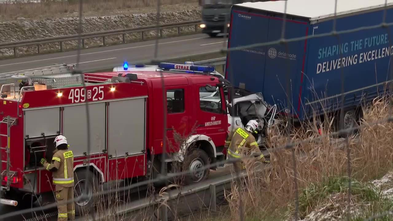 Porsche najechało na tył ciężarówki. Trzy osoby nie żyją