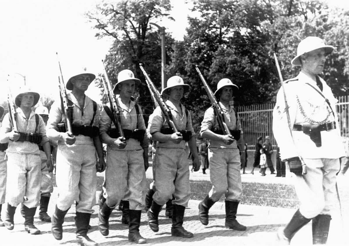 Pieszy, paramilitarny oddział Ligi Morskiej i Kolonialnej mający pełnić służbę na przyszłych polskich koloniach. Rok 1939
