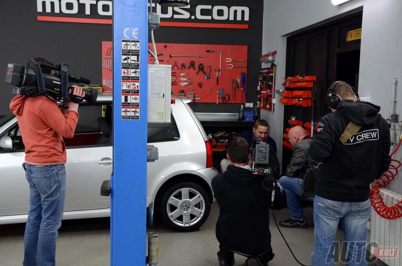 Adam Klimek demonstruje właścicielowi Lupo GTI sportowy układ wydechowy zrobiony na zamówienie