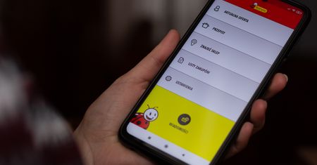 Nocne SMS-y od Biedronki. Jak zablokować niepożądane wiadomości?