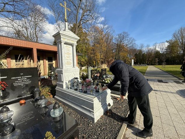 Prezes Cracovii Mateusz Dróżdż zapala znicz na grobie prof. Janusza Filipiaka / fot. KS Cracovia SA