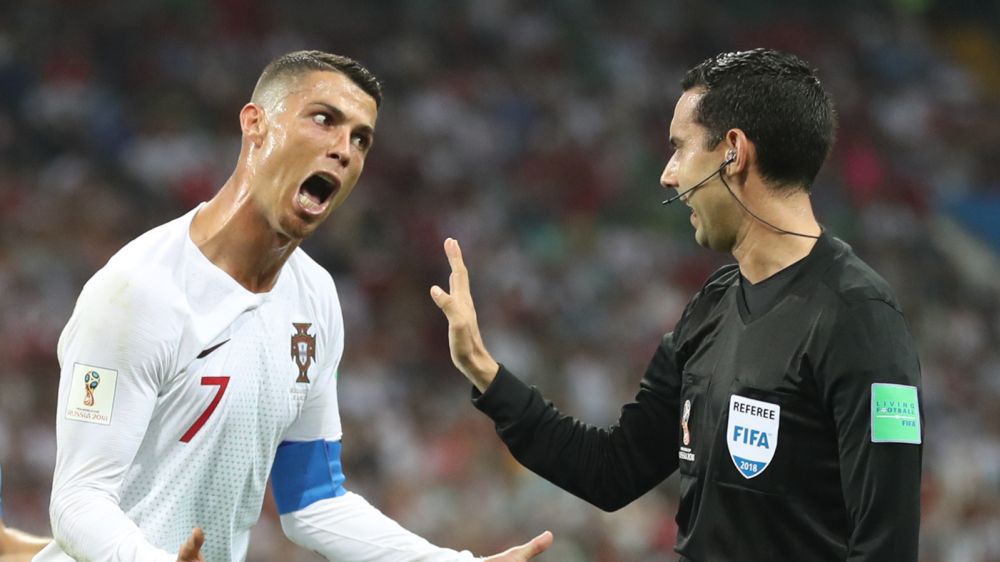 Cristiano Ronaldo i sędzia Cesar Artur Ramos na meczu Urugwaj - Portugalia