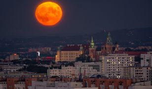 Niesamowite zdjęcie księżyca nad Krakowem. "Nadzieja umiera ostatnia"