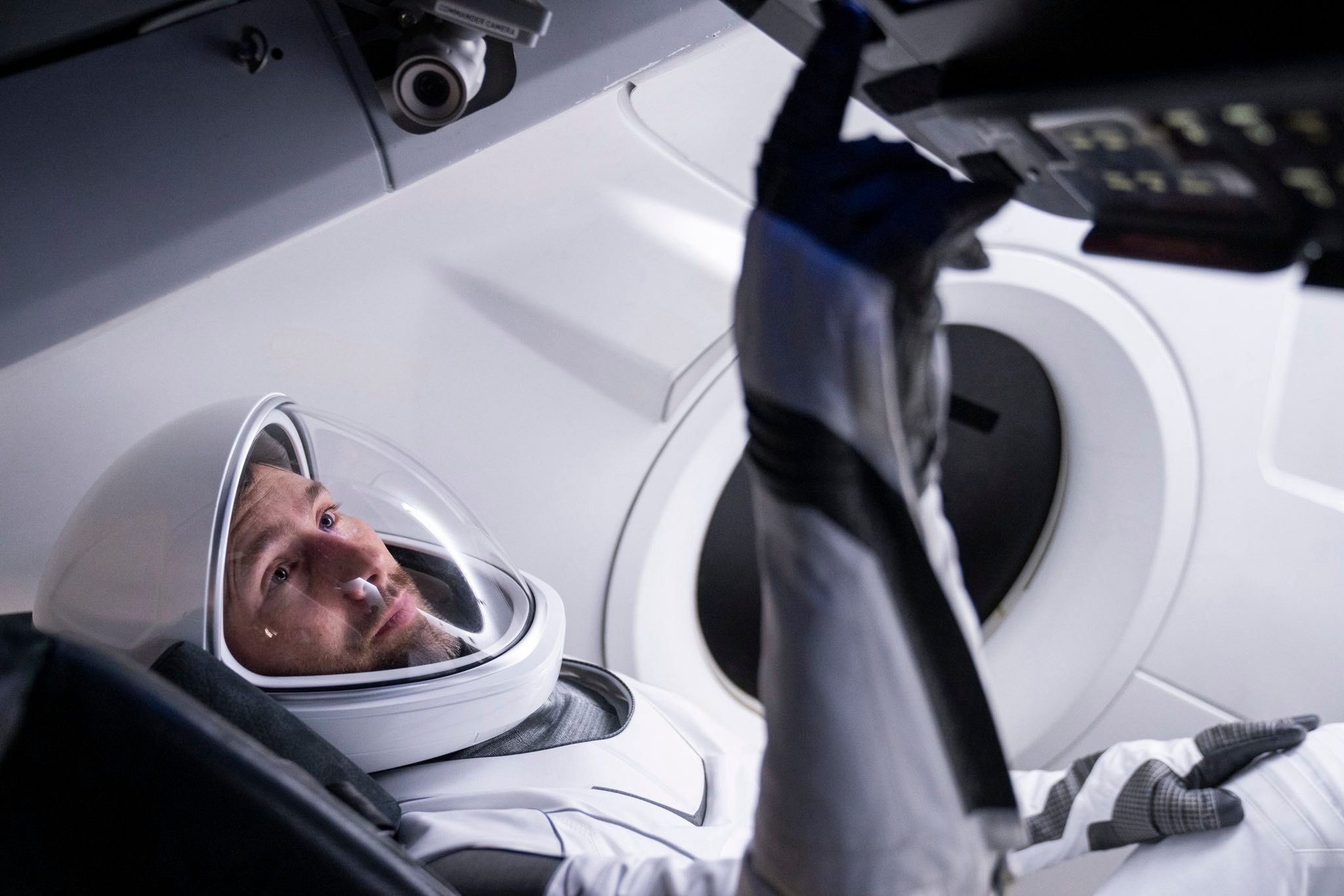 Sławosz Uznański-Wiśniewski tuż przed startem misji Ax-4 i Ignis