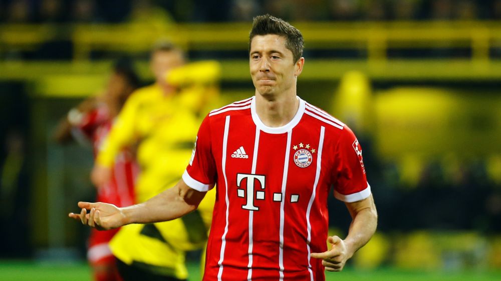 Robert Lewandowski świętujący gola w meczu z Borussią Dortmund