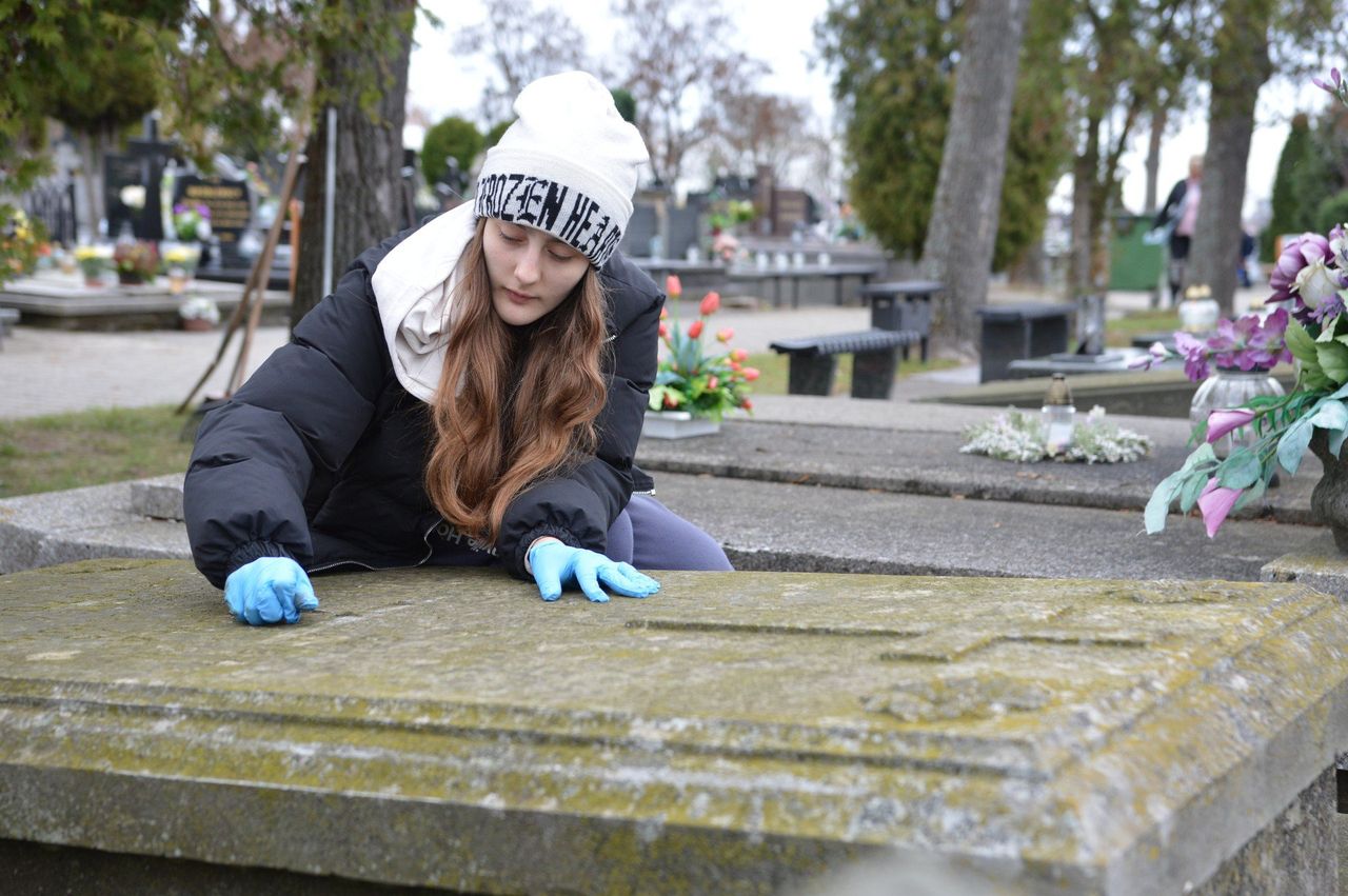 Bełchatów: Akcja "Ocalić od zapomnienia". Uporządkowali groby