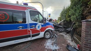 Wiśniew: Poważne zderzenie karetki przewożącej pacjenta z Lexusem. Są ranni. W akcji śmigłowiec LPR
