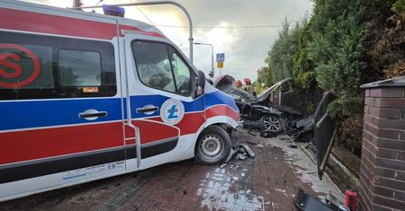 Wiśniew: Poważne zderzenie karetki przewożącej pacjenta z Lexusem. Są ranni. W akcji śmigłowiec LPR