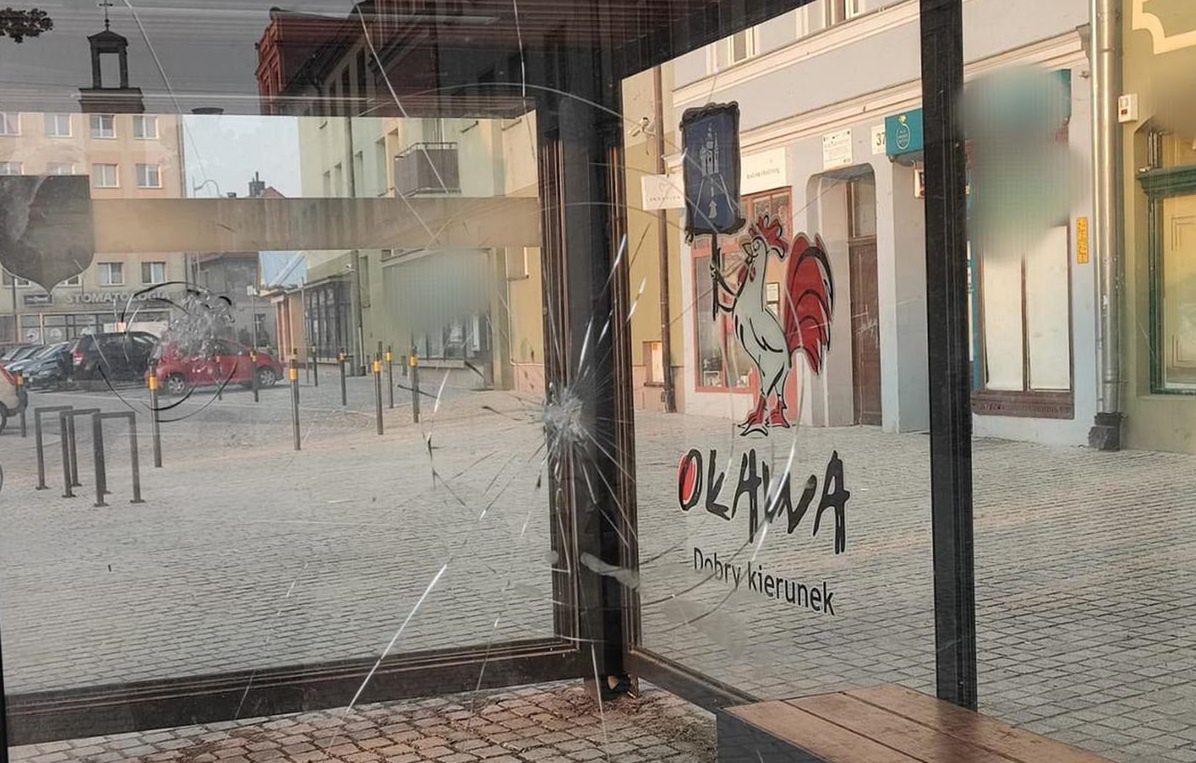 Młody mężczyzna w szale zniszczył przystanek na jednej z ulic w Oławie