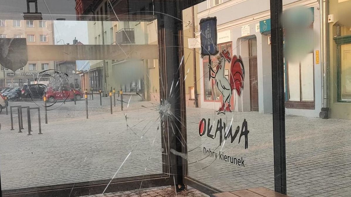 Młody mężczyzna w szale zniszczył przystanek na jednej z ulic w Oławie