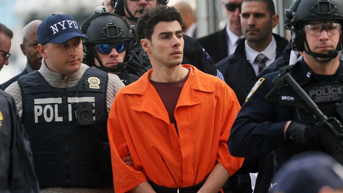 Luigi Mangione w towarzystwie policji.