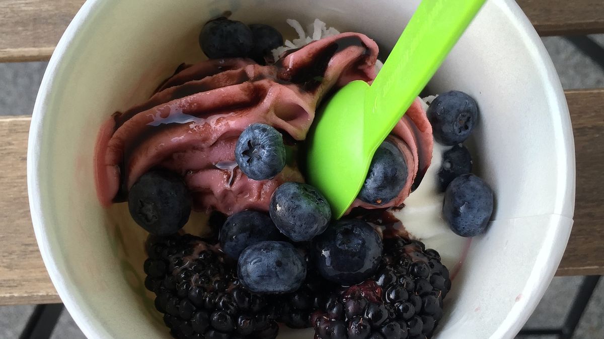 Mrożony jogurt czekoladowy z mleka odtłuszczonego z dodatkiem niskokalorycznego słodzika