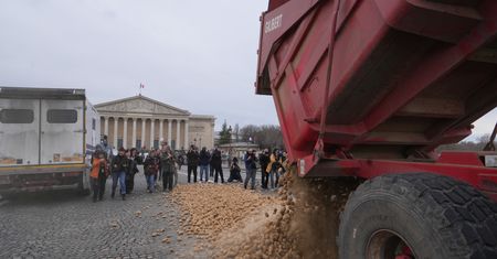 Ziemniaki na bruku. Trwają protesty w sercu Paryża