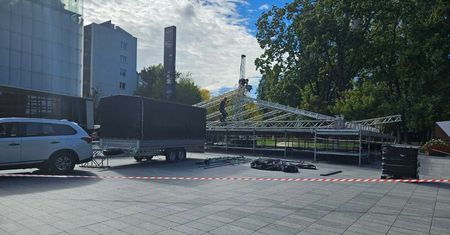 Montują scenę przed CSK. W sobotę odbędzie się tu charytatywny koncert. Wstęp wolny
