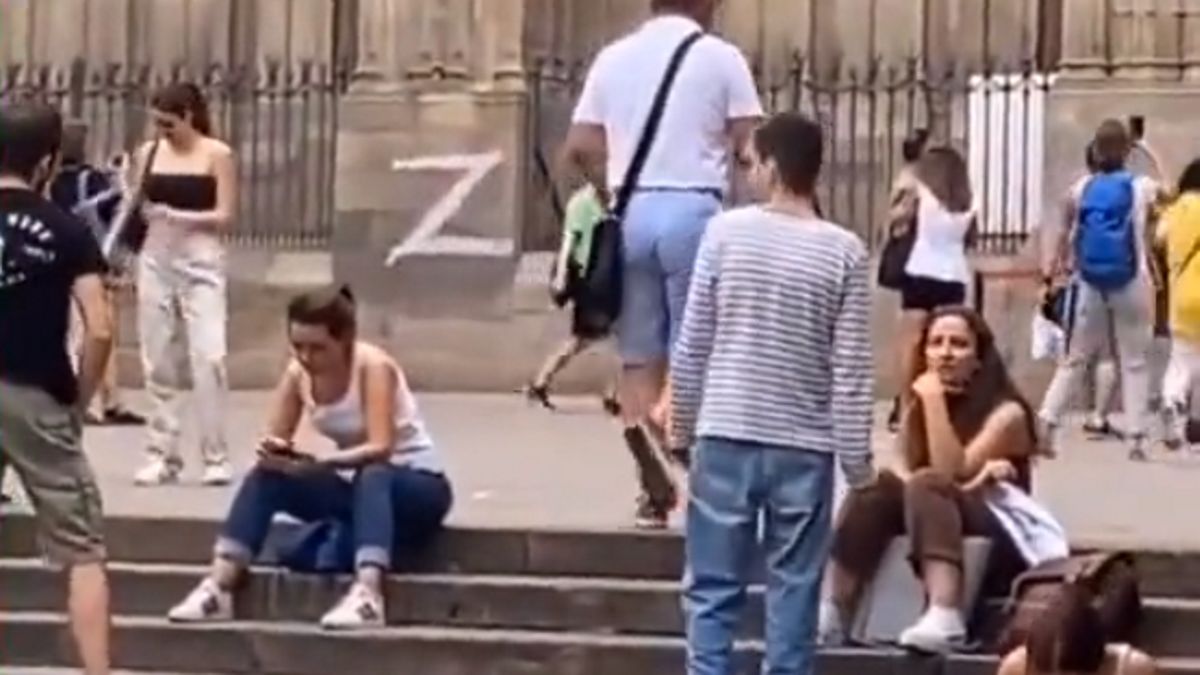 Na ścianie katedry pojawił się symbol wojny