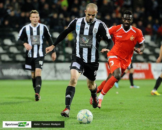 Peter Petran przy piłce w meczu z Widzewem Łódź