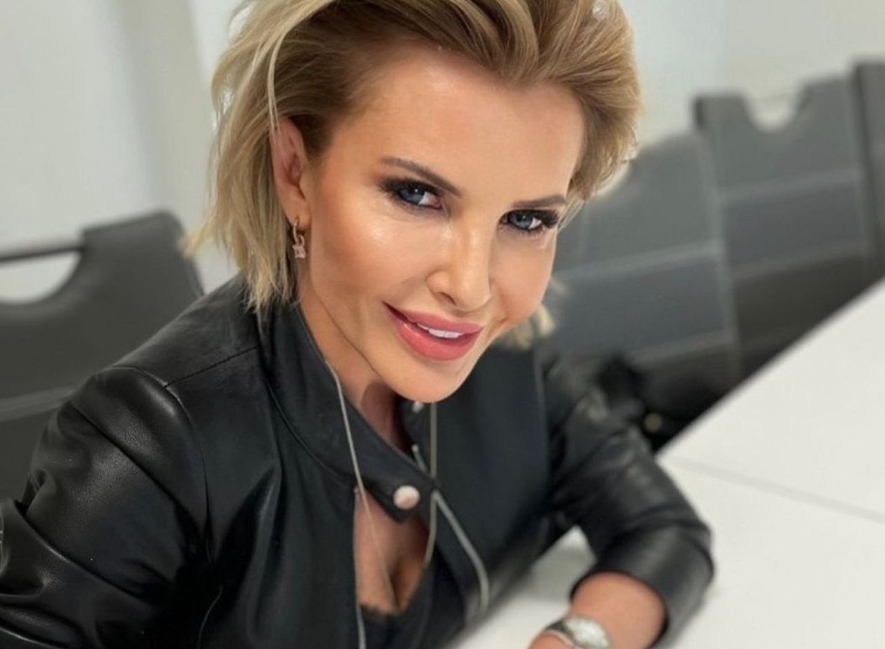 Rzadki widok: Joanna Racewicz w traperach. Po ten model butów już ustawiają się kolejki!