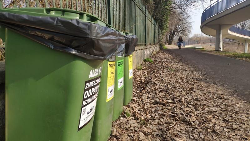 Wrocław. Czysta wiosna nad Odrą. Nowe pojemniki na odpady na wałach